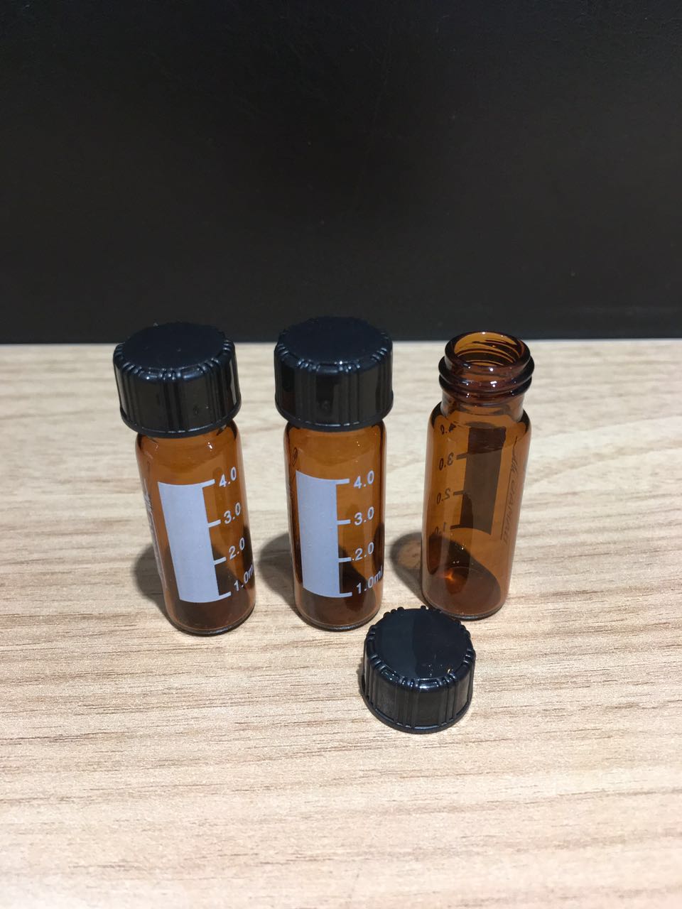 V315006,螺紋口棕色樣品瓶4ml(14.7*45mm實心黑蓋本色PTFE/本色硅膠墊）100/套